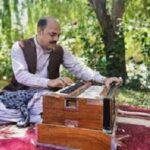 طالبان هنرمندان موسیقی را شلاق می زنند و سازشان را به گردن‌شان می اندازند
