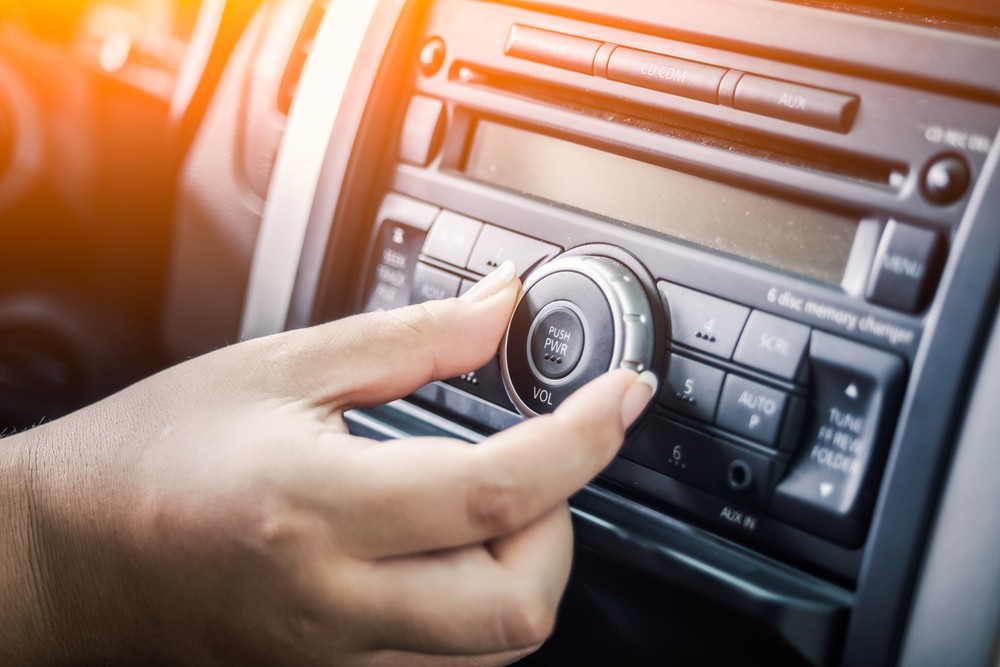 هر آنچه در مورد گوش دادن به موسیقی در ماشین باید بدانید