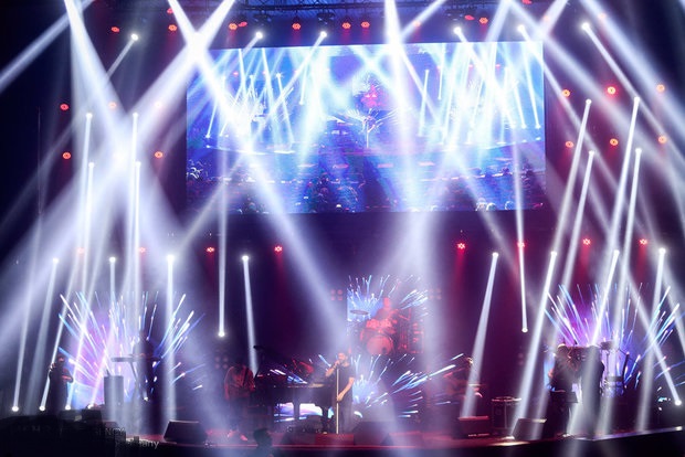 روشن شدن چراغ جشنواره سی و هفتم توسط هنرمندان موسیقی پاپ