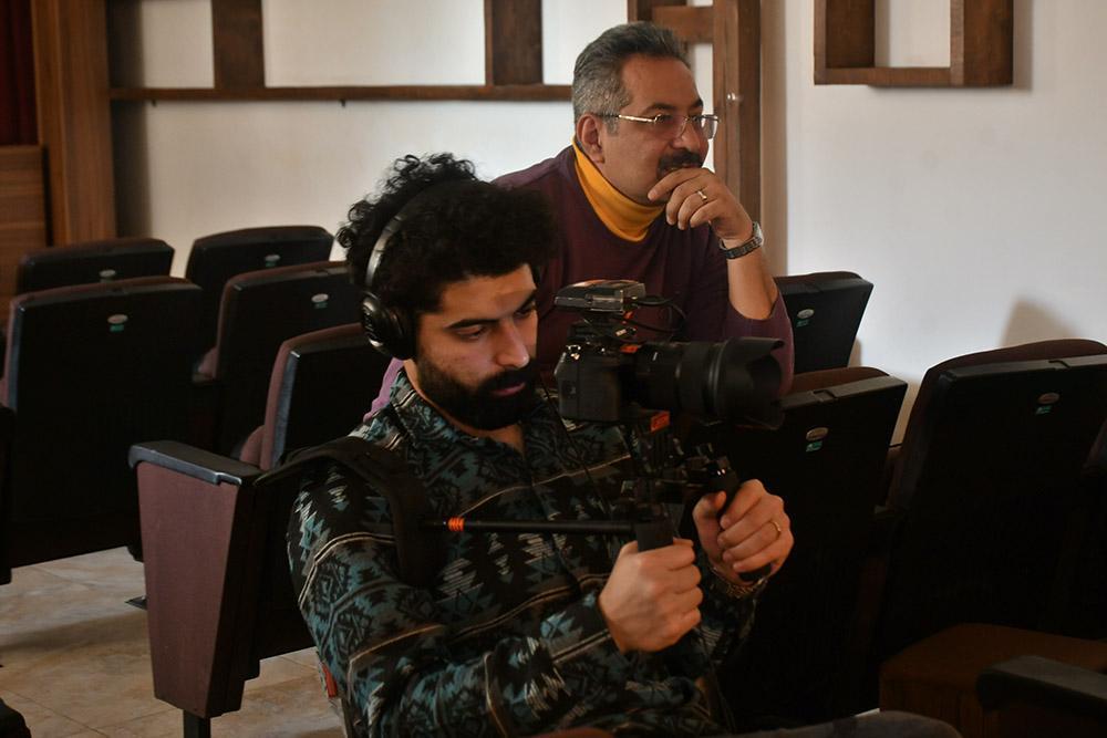 محمد فرشته نژاد موسیقی فیلم مستند «مشت در نمایش درشت» را نوشت