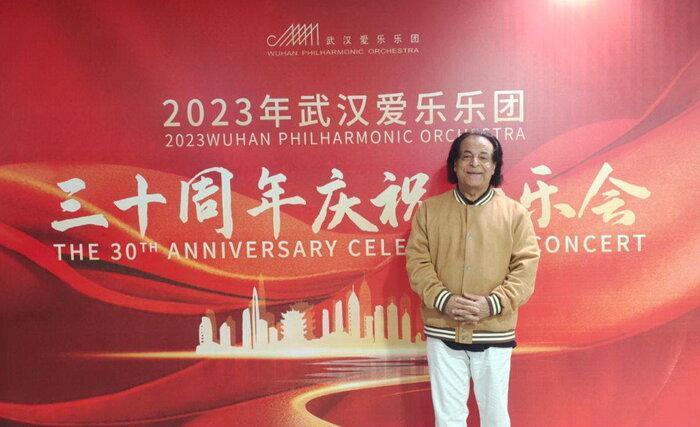 علی رهبری آهنگساز و رهبر بین‌المللی ارکستر، ۶ ارکستر سمفونیک را طی ۲ ماه در چین و روسیه رهبری کرد